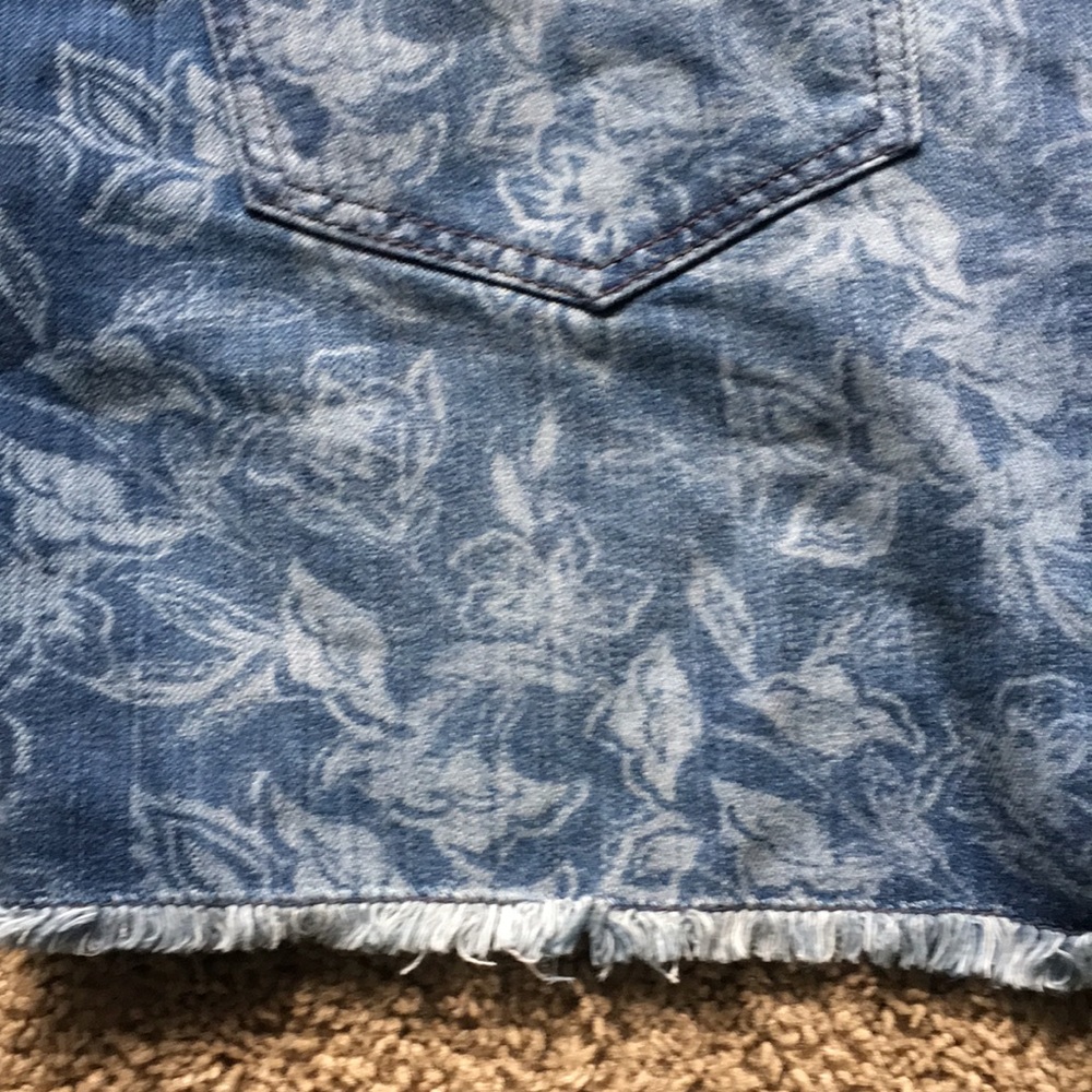NWT Old Navy Floral Denim Shorts size 14 - Picture 8 of 9